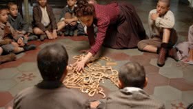 Maria Montessori mit ihrem revolutionren Spielzeug