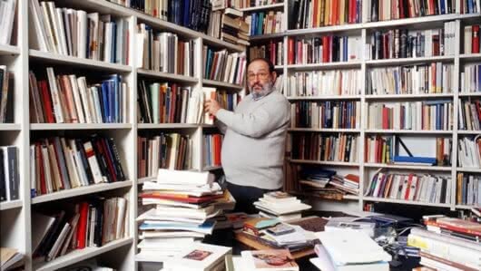 Umberto Eco in seiner Bibliothek