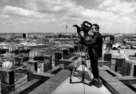 Thomas Schad bei Dreharbeiten auf einem Berliner Hochhaus