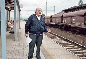 Claude Lanzmann am Bahnsteig