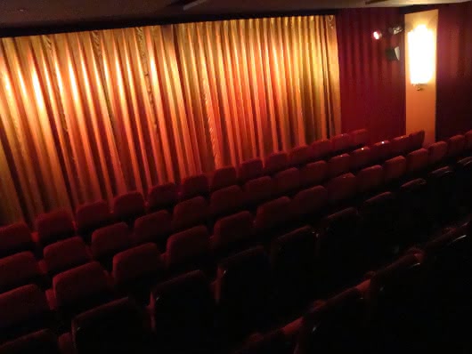 Roter Kinosaal des Rex